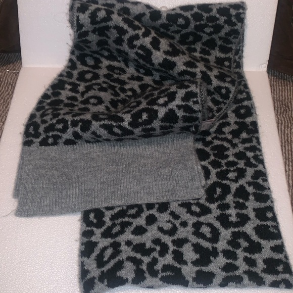 LOFT scarf & hat set NEW! Perfect for winter. This set will be stylish & warm. - Picture 3 of 6